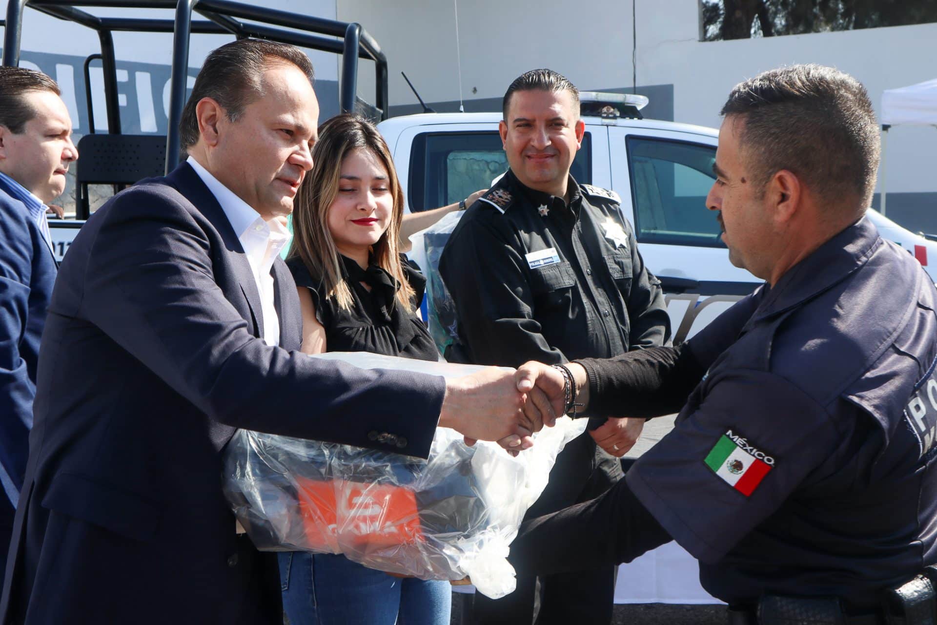 Entregan patrullas y uniformes nuevo a policías de Chapala.