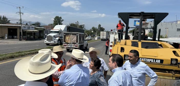 Inician bacheo en la carretera Santa Rosa–La Barca, a la altura de Atotonilquillo