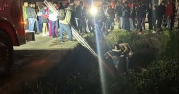 Vehículo con cuatro jóvenes cae en una zanja de agua en Atotonilquillo
