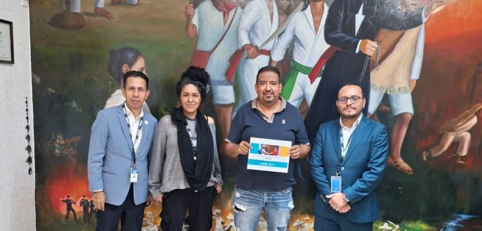 El coordinador estatal del INEGI entrega a Heriberto García los resultados de la Encuesta Intercensal 2025